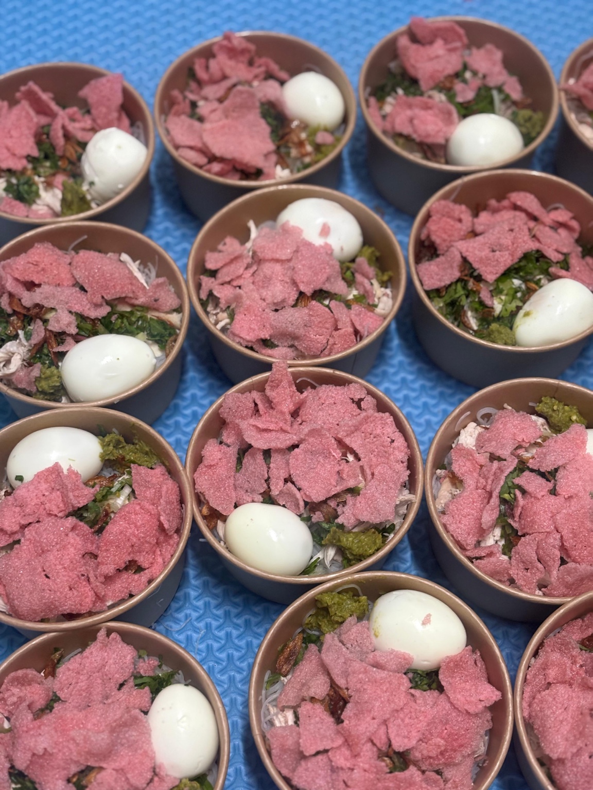 Pesanan Mie Sop Medan Kedai Jabutta dalam banyak paper bowl untuk arisan dan acara keluarga