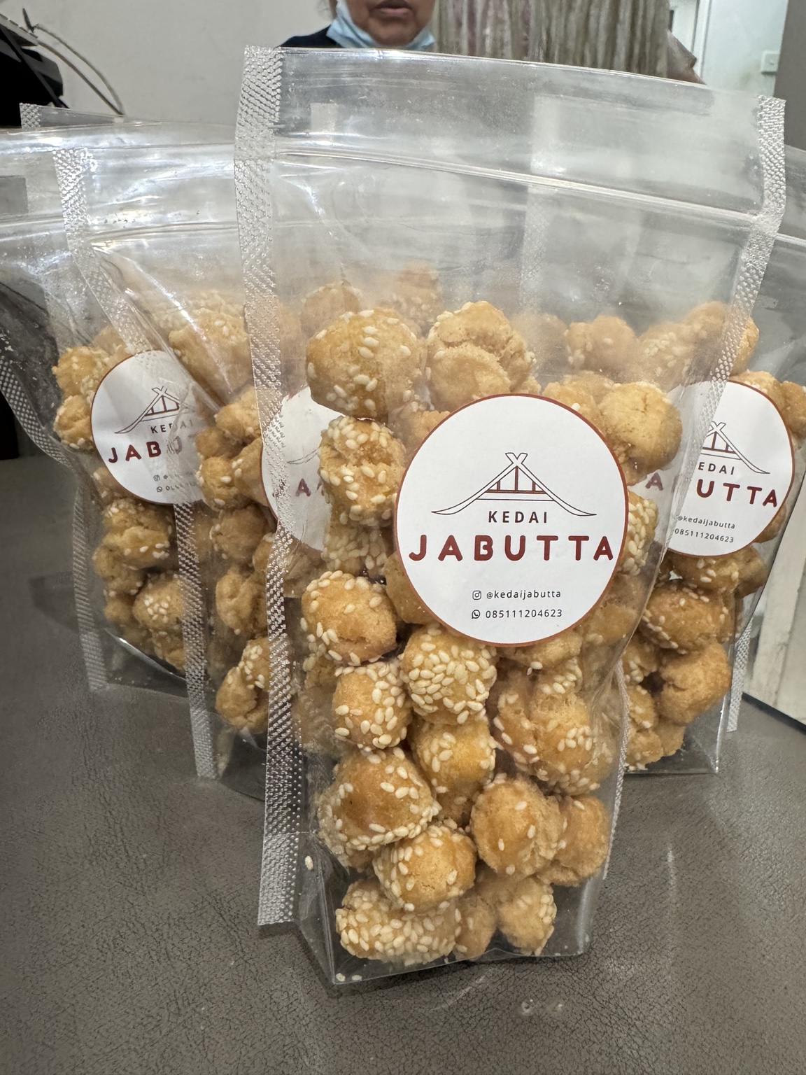 Roti Ketawa Siantar Kedai Jabutta dalam standing pouch transparan